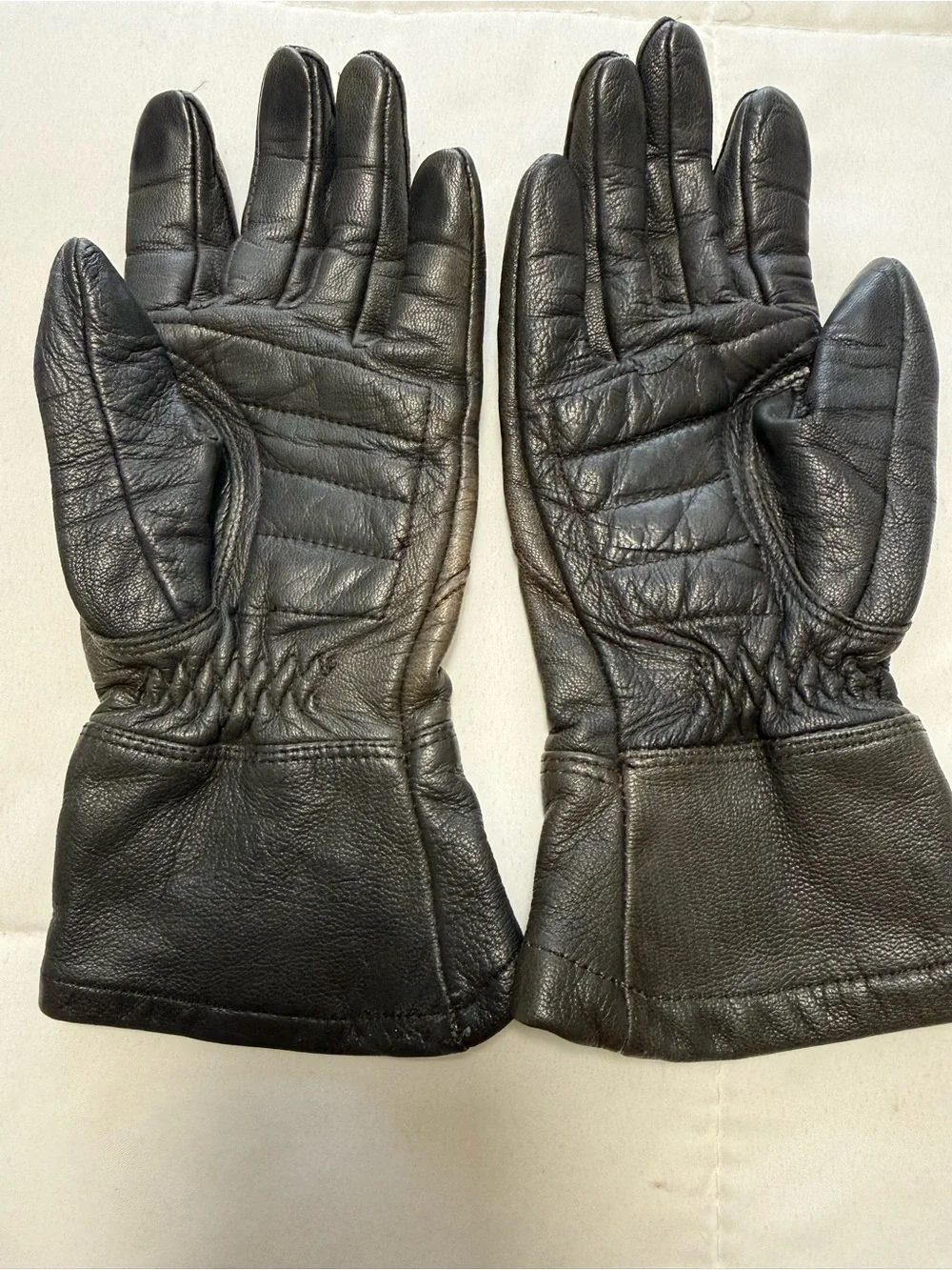 Vintage Harley-Davidson Black Leather Riding Gloves with Branded Patch. Lined. S